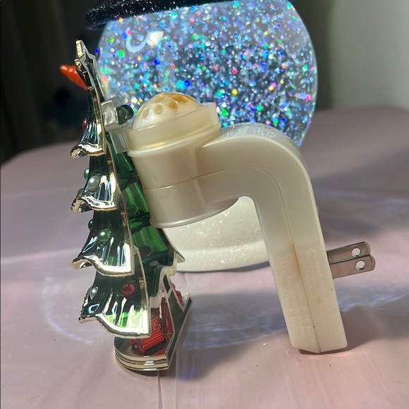 Bath & Body Works snow globe candle holder & Christmas tree wallflower plugin - Picture 4 of 10